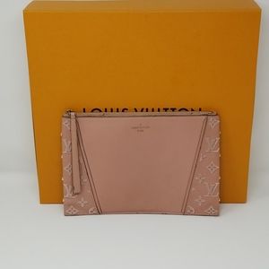 LV Pochette W Monogram
Veau Cachemire in Magnolia / Pink
